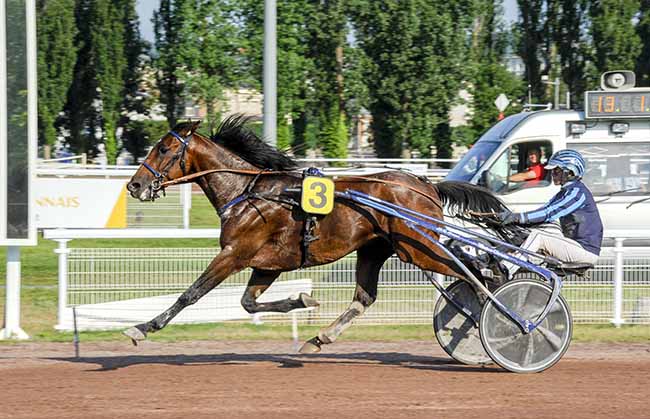 Photo d'arrivée de la course pmu PRIX DU VIVARAIS à VICHY le Lundi 5 juin 2023