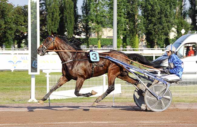 Photo d'arrivée de la course pmu PRIX DE BOURBON L'ARCHAMBAULT à VICHY le Lundi 5 juin 2023