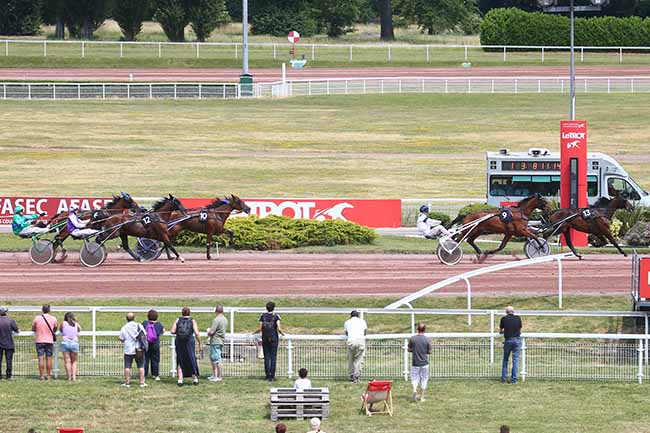 Photo d'arrivée de la course pmu PRIX DE LA PLACE DES VICTOIRES à ENGHIEN le Samedi 17 juin 2023