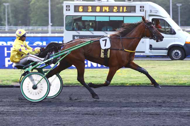 Photo d'arrivée de la course pmu PRIX CLEMENTINA à PARIS-VINCENNES le Vendredi 23 juin 2023