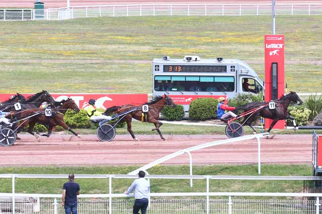 Photo d'arrivée de la course pmu PRIX DE LA PLACE DU COMMERCE à ENGHIEN le Jeudi 29 juin 2023