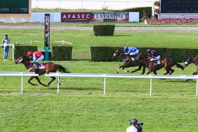 Photo d'arrivée de la course pmu PRIX CAVALIER - DRIVER - JOCKEY DE CHEVAUX DE COURSES (PRIX DE PENNEDEPIE) à CLAIREFONTAINE le Lundi 3 juillet 2023