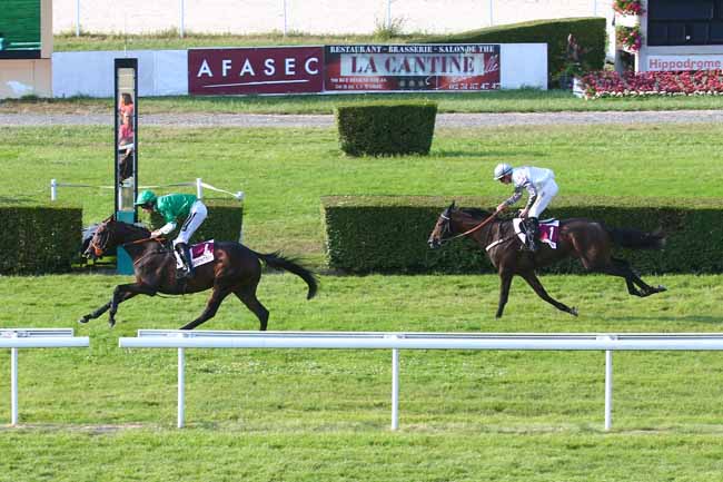 Photo d'arrivée de la course pmu PRIX METIERS AUTOUR DE L'ELEVAGE (PRIX DES OEILLETS) à CLAIREFONTAINE le Lundi 3 juillet 2023