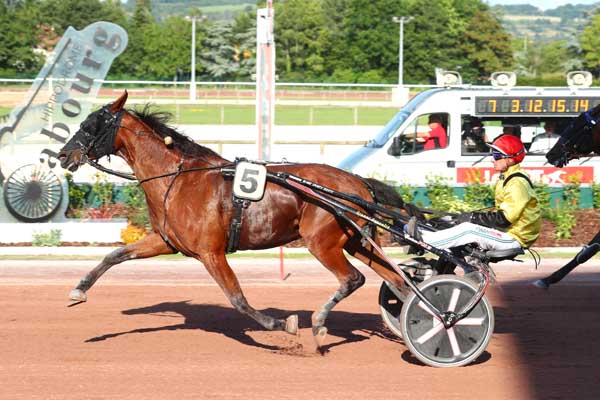 Photo d'arrivée de la course pmu PRIX DE GRANVILLE à CABOURG le Vendredi 7 juillet 2023