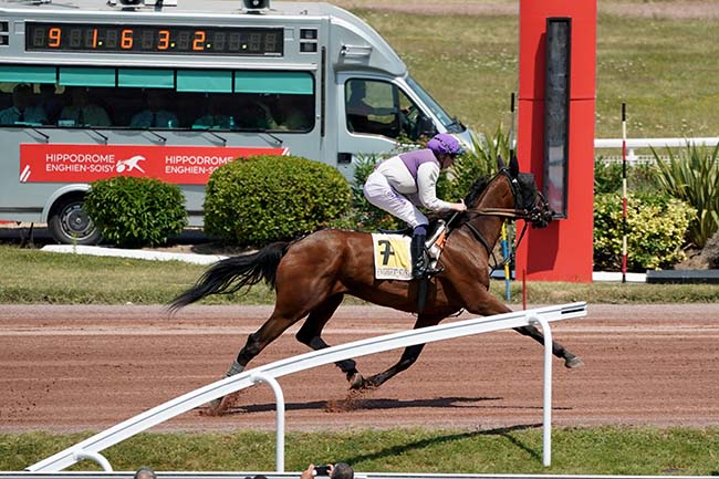Photo d'arrivée de la course pmu PRIX D'ARMENTIERES à ENGHIEN le Samedi 8 juillet 2023