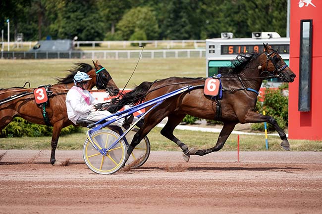 Photo d'arrivée de la course pmu PRIX D'ORGEVAL à ENGHIEN le Samedi 8 juillet 2023