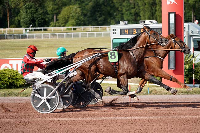 Photo d'arrivée de la course pmu PRIX DE L'ECOLE MILITAIRE à ENGHIEN le Samedi 8 juillet 2023