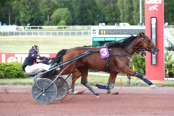 Photo d'arrivée de la course pmu PRIX DE MENILMONTANT à ENGHIEN le Mercredi 12 juillet 2023