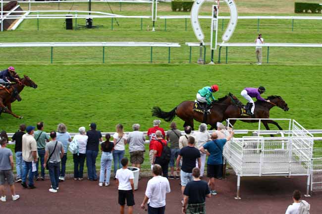 Photo d'arrivée de la course pmu PRIX DU BERVAL à COMPIEGNE le Jeudi 13 juillet 2023