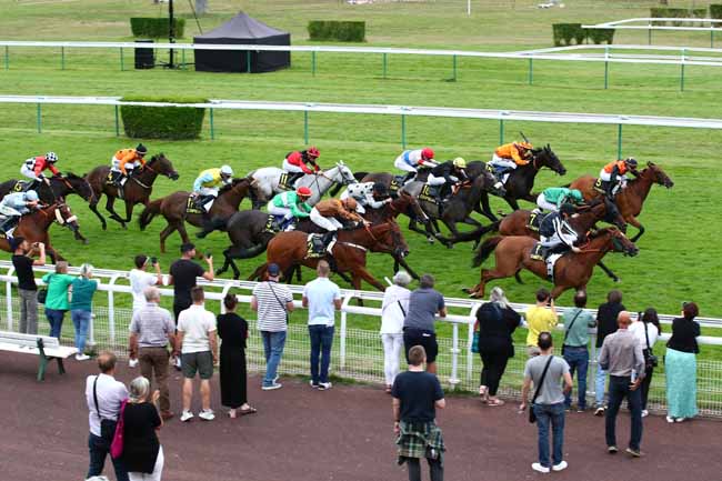 Photo d'arrivée de la course pmu PRIX D'HARAMONT à COMPIEGNE le Jeudi 13 juillet 2023