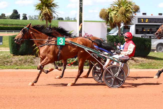 Photo d'arrivée de la course pmu PRIX CHARCUTIER TRAITEUR VERNON SOURDEVAL à VIRE le Lundi 17 juillet 2023