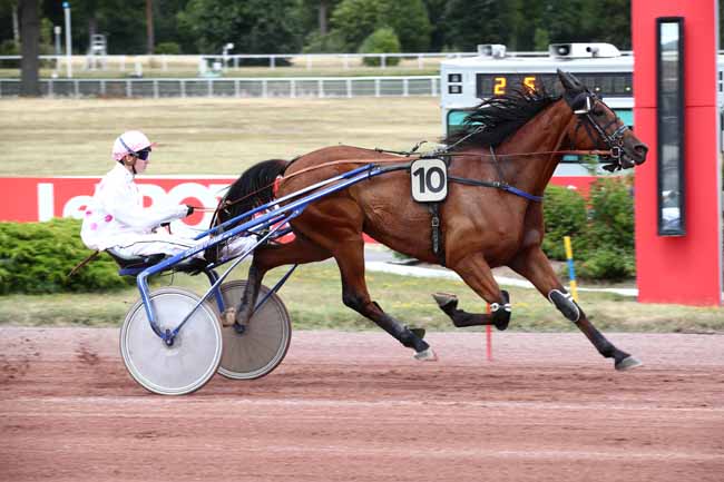 Photo d'arrivée de la course pmu PRIX DE LA GARE DU NORD à ENGHIEN le Mercredi 19 juillet 2023