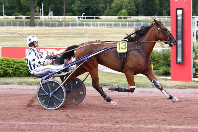 Photo d'arrivée de la course pmu PRIX DES HALLES à ENGHIEN le Mercredi 19 juillet 2023