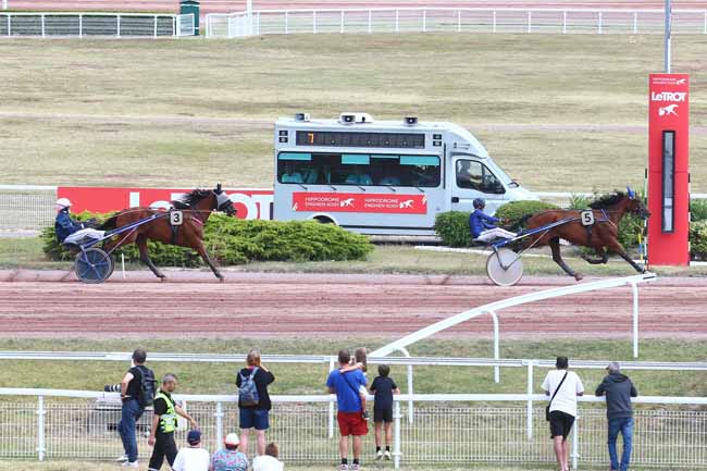 Photo d'arrivée de la course pmu PRIX DE LA PORTE DES LILAS à ENGHIEN le Samedi 22 juillet 2023
