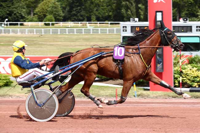 Photo d'arrivée de la course pmu PRIX DE LA PORTE POUCHET à ENGHIEN le Dimanche 30 juillet 2023
