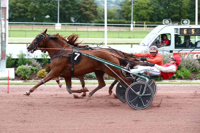 Photo d'arrivée de la course pmu PRIX DES ARNOSERIS à CABOURG le Vendredi 4 août 2023