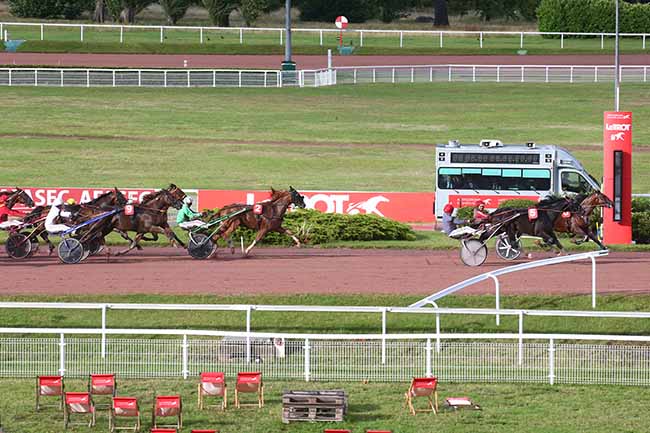 Photo d'arrivée de la course pmu PRIX D'UZES à ENGHIEN le Samedi 5 août 2023