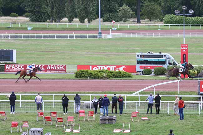 Photo d'arrivée de la course pmu PRIX DE MONTEVRAIN à ENGHIEN le Samedi 5 août 2023