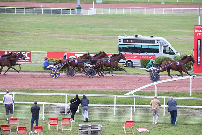 Photo d'arrivée de la course pmu PRIX DE BANDOL à ENGHIEN le Samedi 5 août 2023