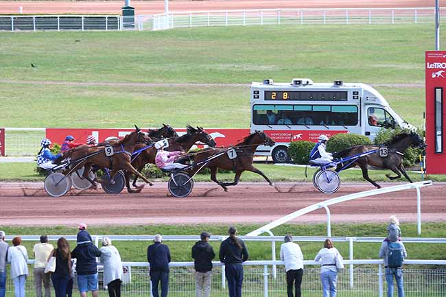 Photo d'arrivée de la course pmu PRIX DE LA PORTE DOREE à ENGHIEN le Dimanche 6 août 2023