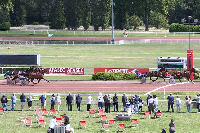 Photo d'arrivée de la course pmu PRIX DE TOURTOIRAC à ENGHIEN le Dimanche 6 août 2023