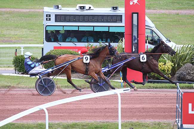 Photo d'arrivée de la course pmu PRIX DU BALLON D'ALSACE à ENGHIEN le Dimanche 6 août 2023