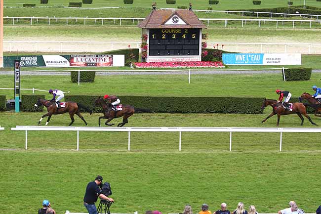 Photo d'arrivée de la course pmu PRIX ZETURF - N'AYEZ PAS LES DEUX PIEDS DANS LE MEME SABOT (PRIX DES YPREAUX) à CLAIREFONTAINE le Vendredi 11 août 2023