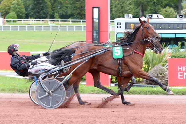 Photo d'arrivée de la course pmu PRIX DE LA PLAINE MONCEAU à ENGHIEN le Dimanche 13 août 2023
