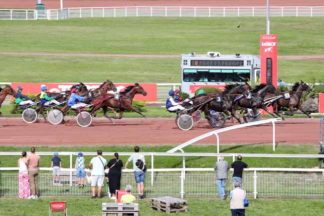 Photo d'arrivée de la course pmu PRIX DE LA PORTE BRUNET à ENGHIEN le Mercredi 16 août 2023