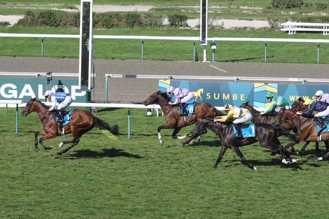 Photo d'arrivée de la course pmu SUMBE PRIX KERGORLAY à DEAUVILLE le Dimanche 20 août 2023