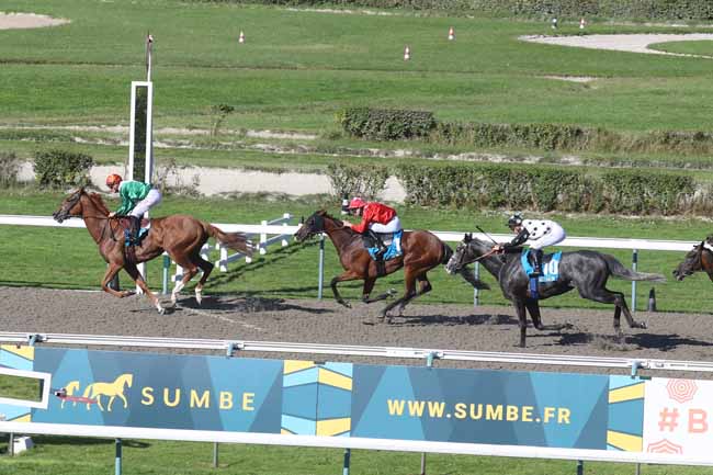 Photo d'arrivée de la course pmu SUMBE PRIX D'AUVILLARS à DEAUVILLE le Dimanche 20 août 2023