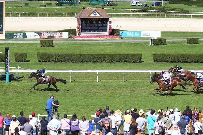 Photo d'arrivée de la course pmu PRIX DE LA COMPETITION (PRIX DES COLCHIQUES) à CLAIREFONTAINE le Lundi 21 août 2023