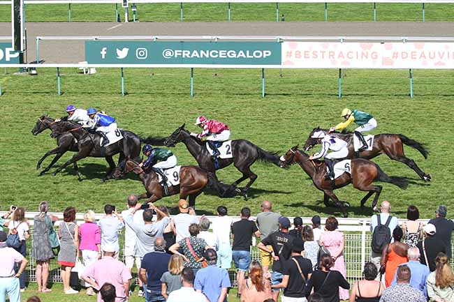 Photo d'arrivée de la course pmu TROPHEE DU PERSONNEL CATEGORIE JEUNE ESPOIR- AFASEC (PRIX LA CROIX D'HEULAND) à DEAUVILLE le Mardi 22 août 2023
