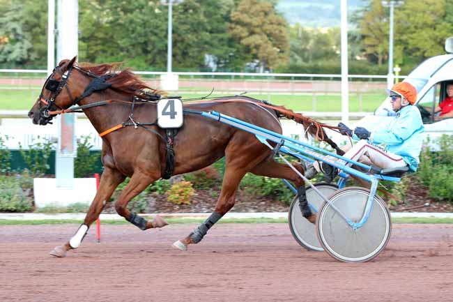 Photo d'arrivée de la course pmu PRIX FABIEN ROSSOLINI à CABOURG le Vendredi 25 août 2023
