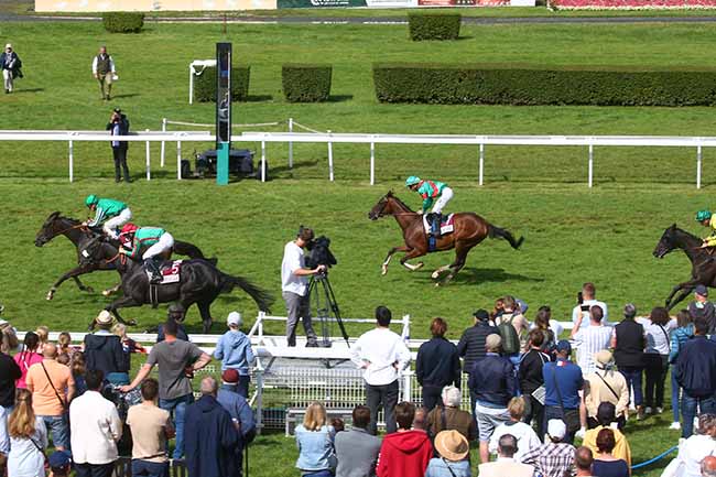 Photo d'arrivée de la course pmu PRIX JUSTE EQUILIBRE AVEC DARTY DEAUVILLE (PRIX DES MAGNOLIAS) à CLAIREFONTAINE le Samedi 26 août 2023
