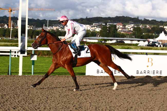 Photo d'arrivée de la course pmu PRIX BARRIERE DES ENTRAINEURS à DEAUVILLE le Dimanche 27 août 2023