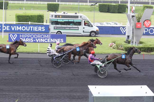 Photo d'arrivée de la course pmu PRIX DE VIMOUTIERS à PARIS-VINCENNES le Mercredi 30 août 2023