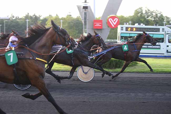 Photo d'arrivée de la course pmu PRIX HONORIA à PARIS-VINCENNES le Mardi 5 septembre 2023