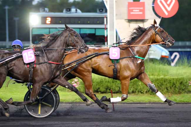 Photo d'arrivée de la course pmu PRIX BRUNA à PARIS-VINCENNES le Vendredi 8 septembre 2023