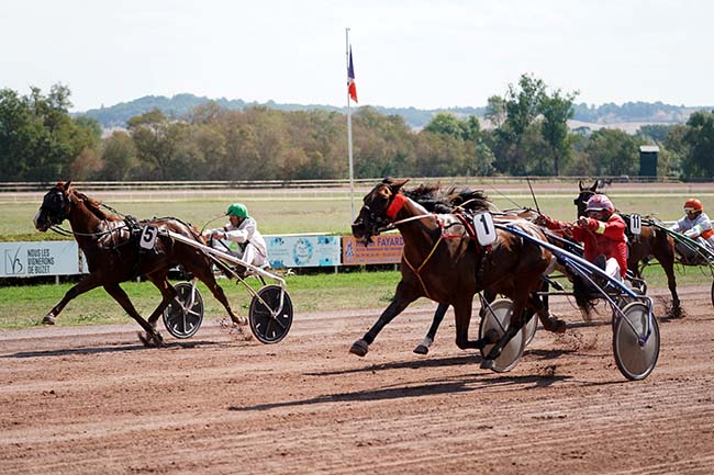Photo d'arrivée de la course pmu PRIX #RACEANDCARE à BEAUMONT DE LOMAGNE le Lundi 11 septembre 2023