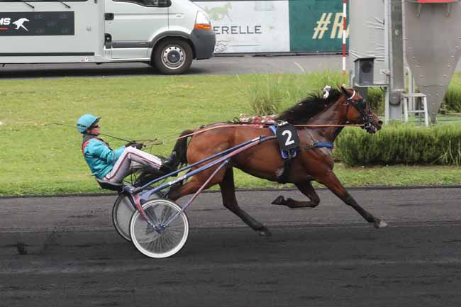Photo d'arrivée de la course pmu PRIX PASSERELLE RACE AND CARE (PRIX AVALLON) à PARIS-VINCENNES le Dimanche 17 septembre 2023