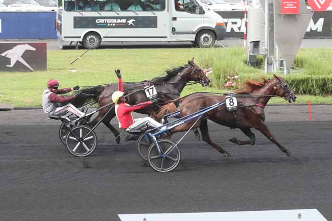 Photo d'arrivée de la course pmu CRITERIUM DES 4 ANS à PARIS-VINCENNES le Dimanche 17 septembre 2023