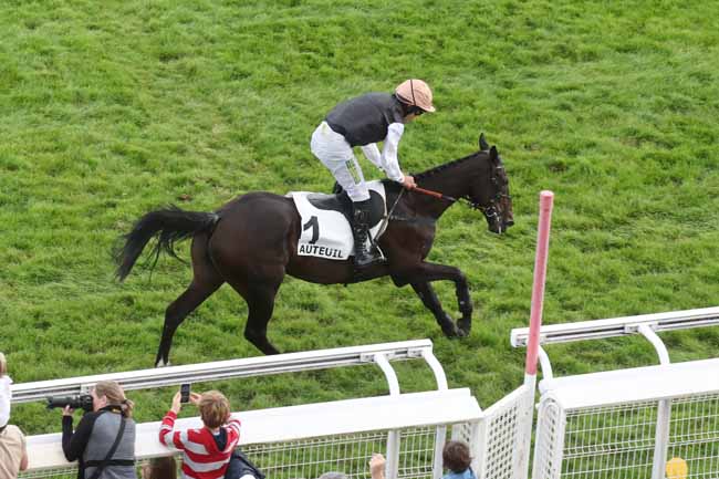 Photo d'arrivée de la course pmu PRIX DE COMPIEGNE à AUTEUIL le Samedi 23 septembre 2023