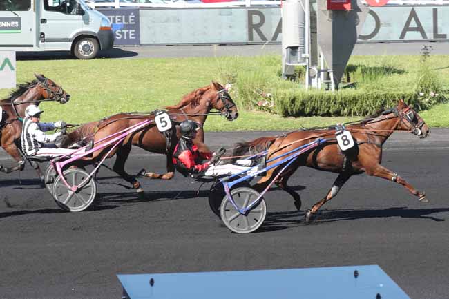 Photo d'arrivée de la course pmu PRIX RADIO ALFA (PRIX DE BAYEUX) à PARIS-VINCENNES le Dimanche 24 septembre 2023