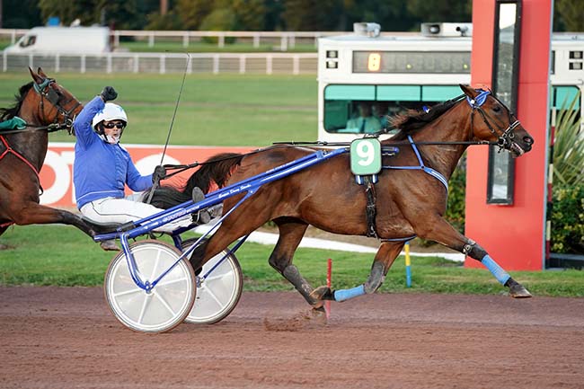 Photo d'arrivée de la course pmu PRIX DE NANTUA à ENGHIEN le Samedi 30 septembre 2023
