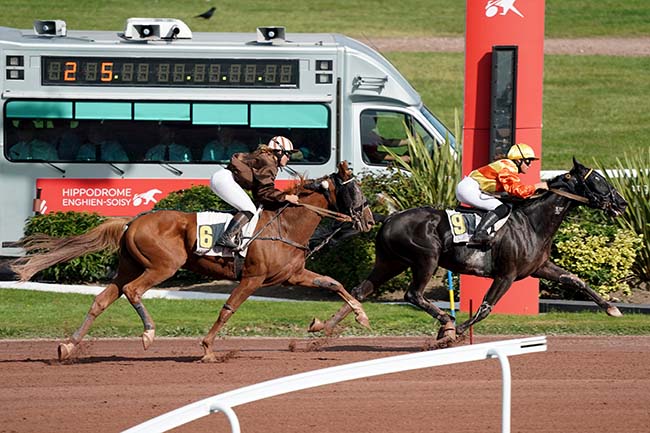 Photo d'arrivée de la course pmu PRIX DE LA BASTILLE à ENGHIEN le Lundi 2 octobre 2023