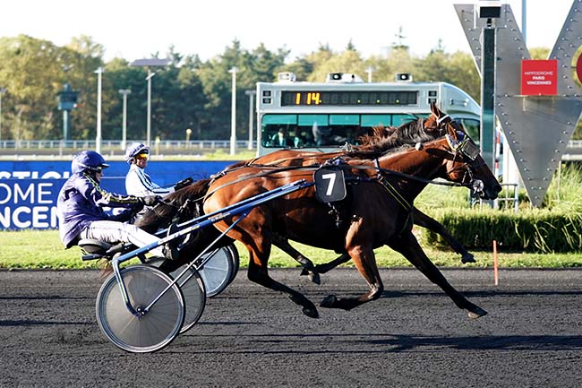 Photo d'arrivée de la course pmu PRIX JUSTICIA à PARIS-VINCENNES le Vendredi 6 octobre 2023