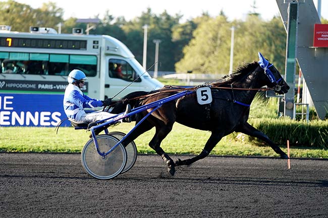 Photo d'arrivée de la course pmu PRIX LUDOVICA à PARIS-VINCENNES le Vendredi 6 octobre 2023
