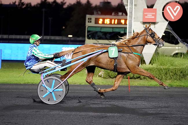 Photo d'arrivée de la course pmu PRIX ETAMIN à PARIS-VINCENNES le Vendredi 6 octobre 2023