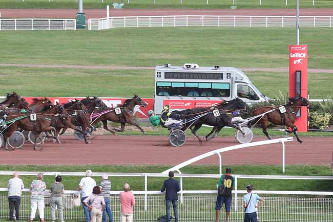 Photo d'arrivée de la course pmu PRIX DU PONT DES ARTS à ENGHIEN le Lundi 9 octobre 2023